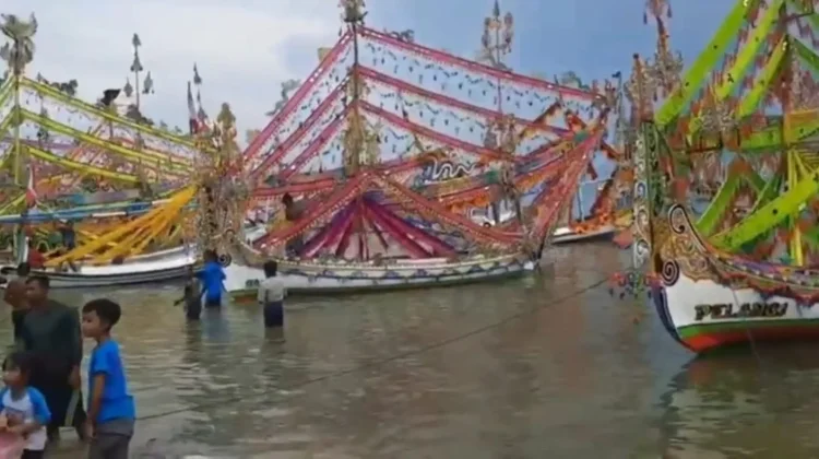 Petik Laut (Rokat Tasek) Simbol Syukur Nelayan Madura