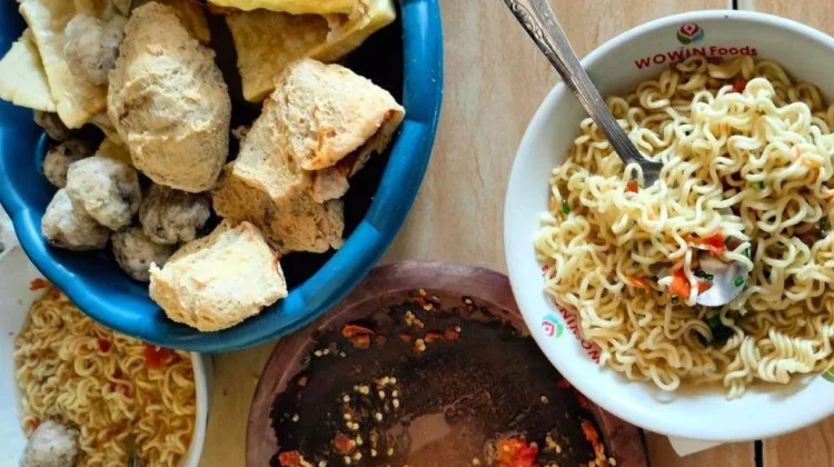 Nikmatnya Menyantap Mie dengan Tahu Pentol