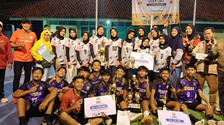 SMPN 2 Saronggi Raih Juara Umum Smeksa Cup IX Bola Voli