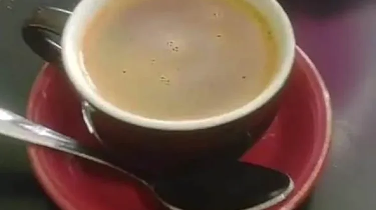 Penikmat Kopi Coklat Nikmati Seduhan Hangat