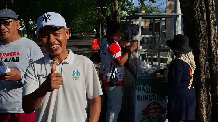 Kita Berbagi Sosial Sumenep Bagikan Puluhan Nasi Bungkus Gratis