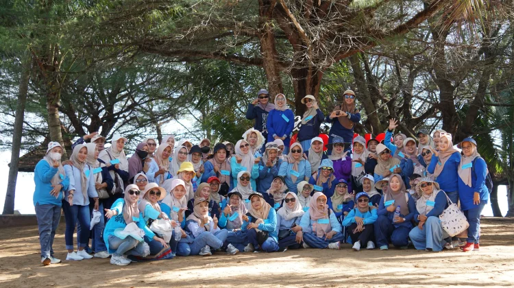 Berbeda! Komunitas Senam Air Sumenep Gelar Halal Bihalal lewat "Outbound" di Pantai