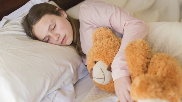 Tidur dengan Boneka bagi Orang Dewasa, Aneh atau Justru Bermanfaat?