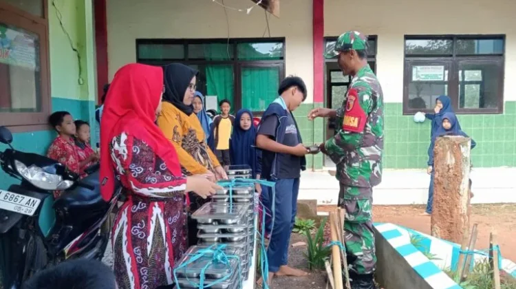 Babinsa Kawal Penyaluran MBG di Dasuk agar Tepat Sasaran