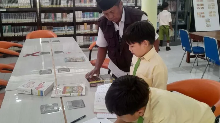 Siswa SDK Sang Timur Perkuat Literasi Melalui Kunjungan ke Perpusda Sumenep