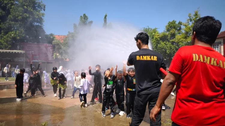 Tak Hanya Padamkan Api, Damkar Keceriaan Tebar Bahagia untuk Anak-anak