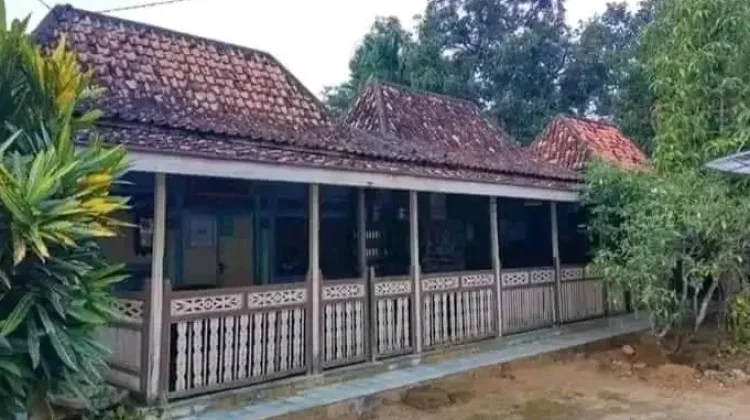 Fakta Unik Rumah Adat Madura Tanean Lanjheng