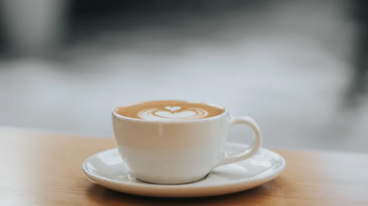 Ngopi, Scroll, Repeat: Potret Hari-Hari Kita Saat Ini
