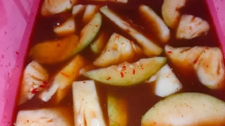 Segarnya Asinan Buah Pedas Manis, Camilan Favorit Temani Sore Bersama Keluarga