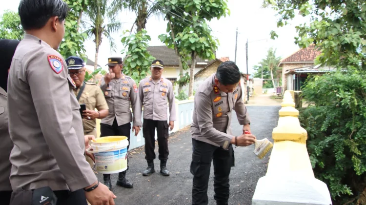 Kapolres Sumenep Pimpin Perbaikan Jembatan Bersama Warga