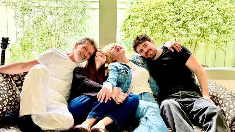 Cerai Belasan Tahun, Antonio Banderas Unggah Foto dengan Melanie Griffith