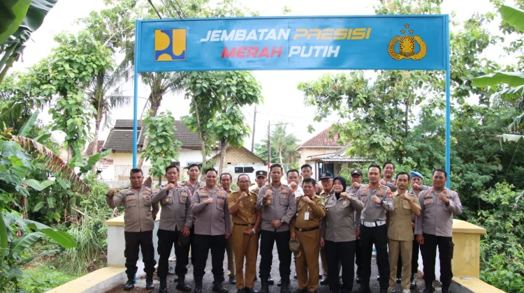Kapolres Sumenep Turun Langsung Perbaiki Jembatan di Desa Babbalan