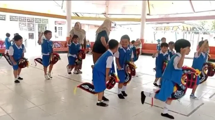 Tanamkan Cinta Budaya, TK Pembina Ajak Siswa Kenal Kuda Lumping