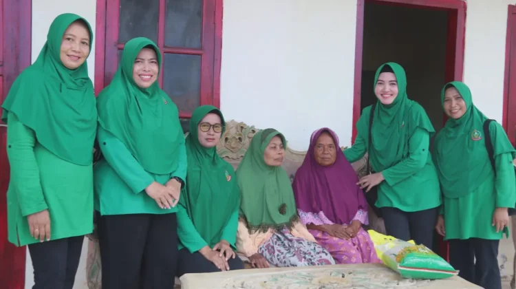 Persit KCK Kodim 0827/Sumenep Salurkan Bantuan Sembako untuk Lansia