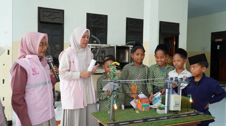Semangat Kartini, Srikandi PLN Madura Edukasi Listrik di Ponpes Nurul Ulum