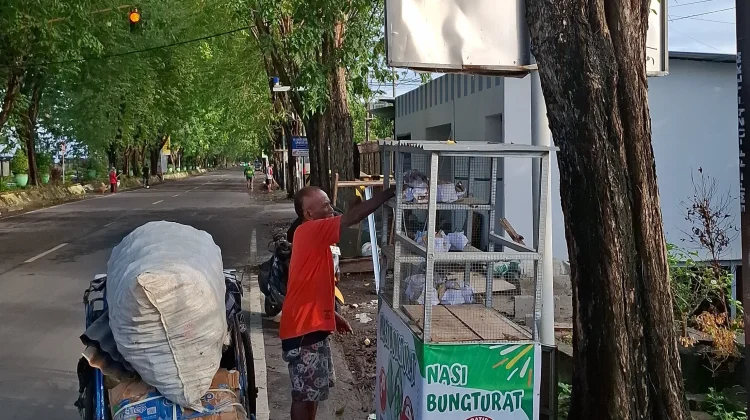 KBS Sumenep Aksi Sosial Bagikan Nasi Bungturat
