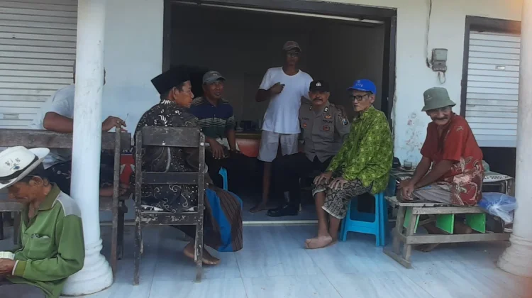 Polsek Batuputih Sapa Warga lewat Binluh di Warung Kopi