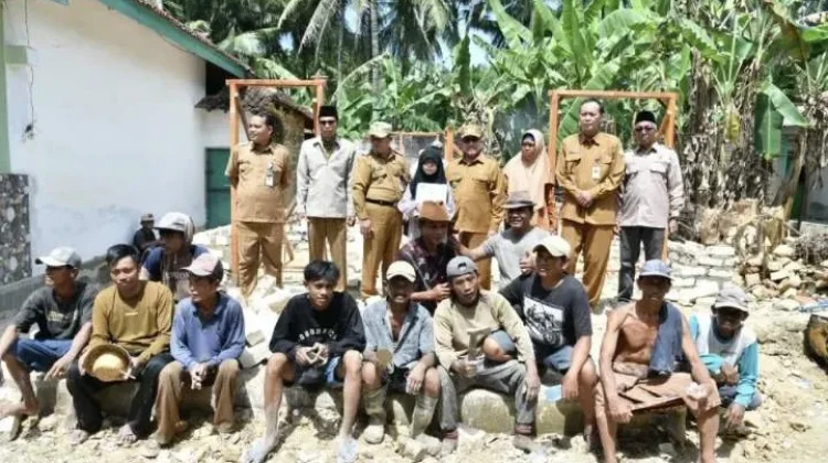 Gotong Royong Warga Sumenep Bangun Rumah Layak Huni Yatim