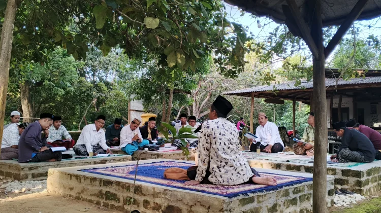 Kitab KH Ilyas Sarqowi Menggema di Warung Assalam