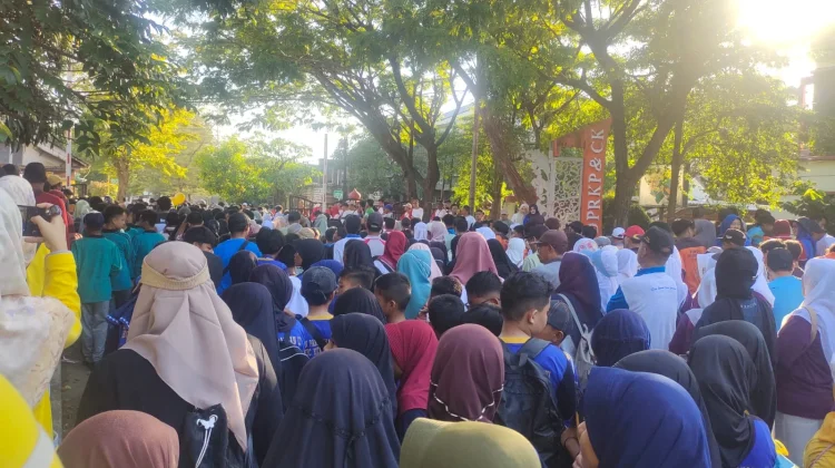 Jalan Sehat Hardiknas Membludak Penuh Semangat