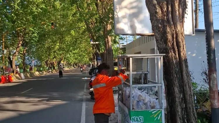 Kita Berbagi Sosial Sumenep Bagikan 110 Nasi Bungkus Gratis