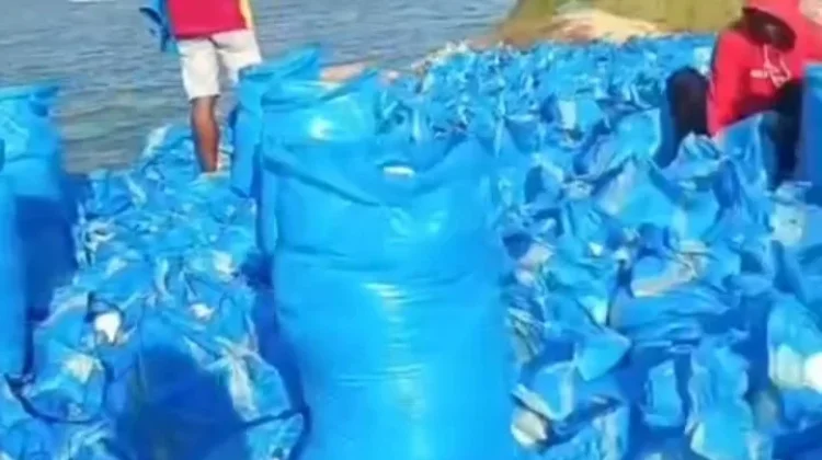 Musim Kemarau Tiba, Harga Garam Gili Raja Turun