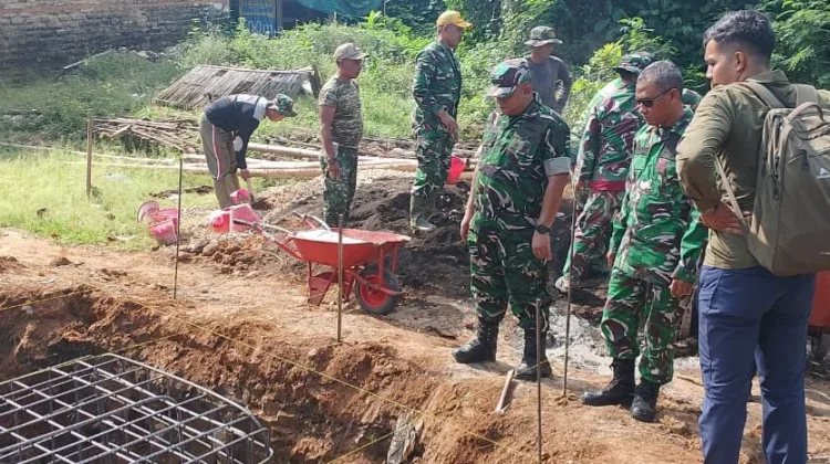 Gotong Royong Warga dan TNI Warnai Pembangunan Jembatan Perintis Garuda