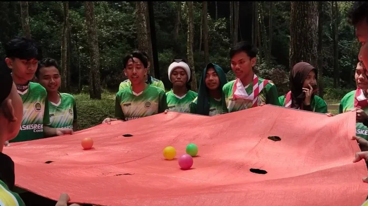 Mahasiswa UPI Sumenep Lakukan Permainan Bola Berisik