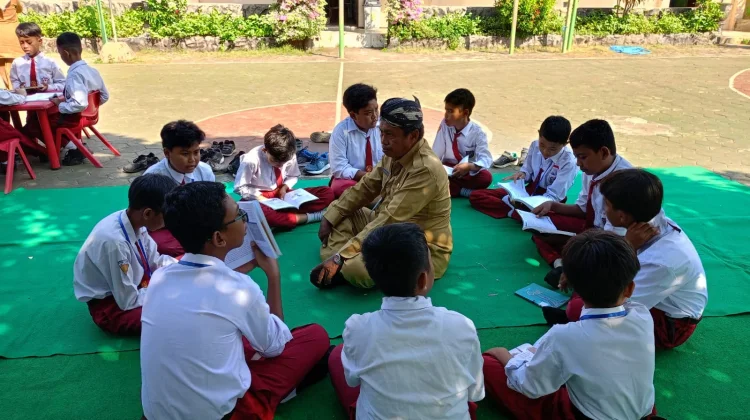 Perpusling Sumenep Hadir di SDN Batuan 1 Kenalkan Literasi dan Permainan