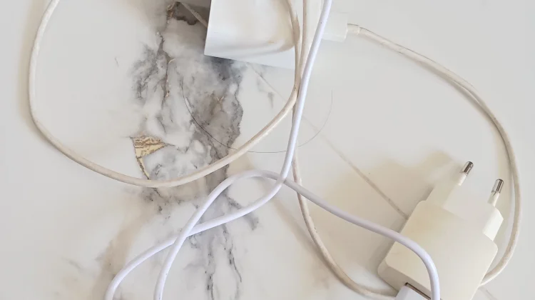 Hindari Produk Tiruan untuk Charger Handphone
