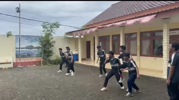 Mahasiswa PJKR UPI Sumenep Lestarikan Permainan Tradisional Kerapan Sapi