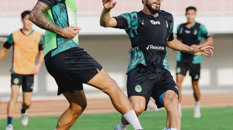 Jean-Paul Van Gastel Waspadai Strategi Low Block Madura United