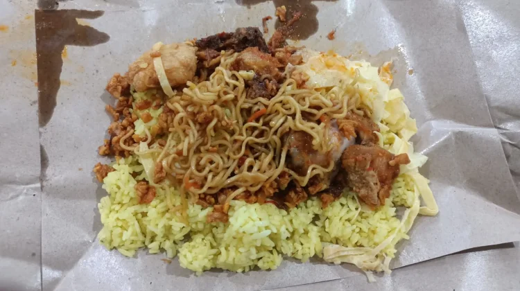 Nasi Kuning Aneka Topping Jadi Favorit Warga di Sumenep