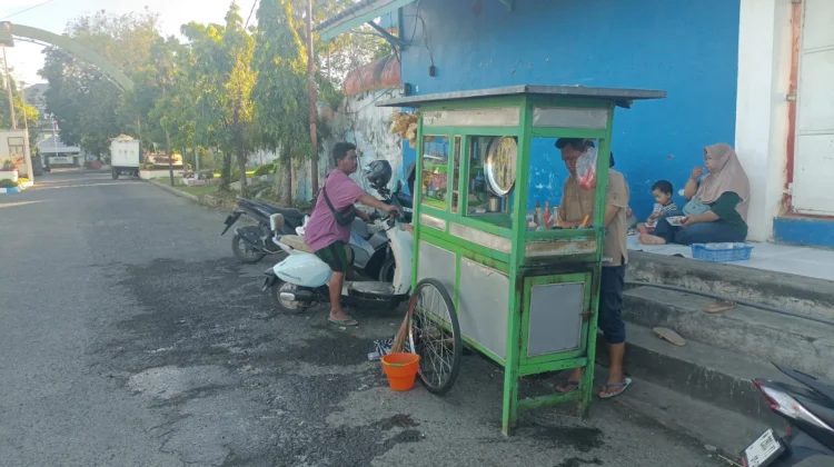 Pedagang Mie Ayam Kaki Lima Tetap Jadi Favorit Sumenep
