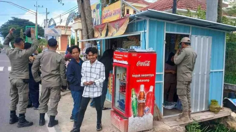 Satpol PP Sumenep Tertibkan PKL Jalan Trunojoyo Demi Keselamatan Pengendara