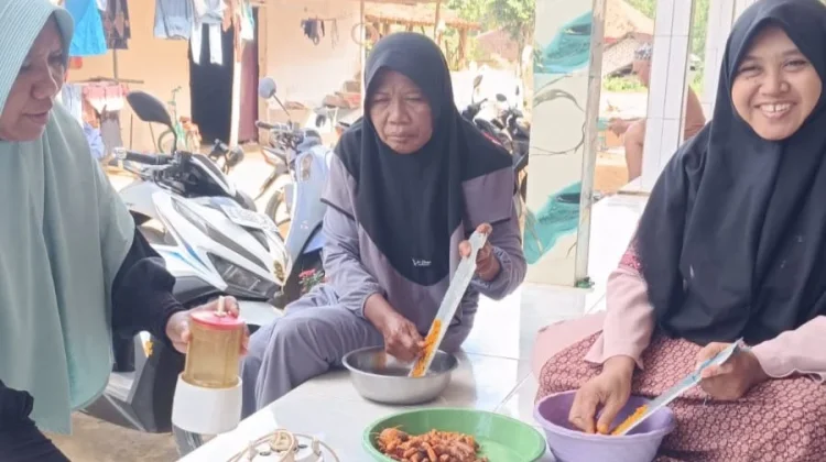 Jamu Herbal Jadi Penggerak Ekonomi Jamaah di Lenteng