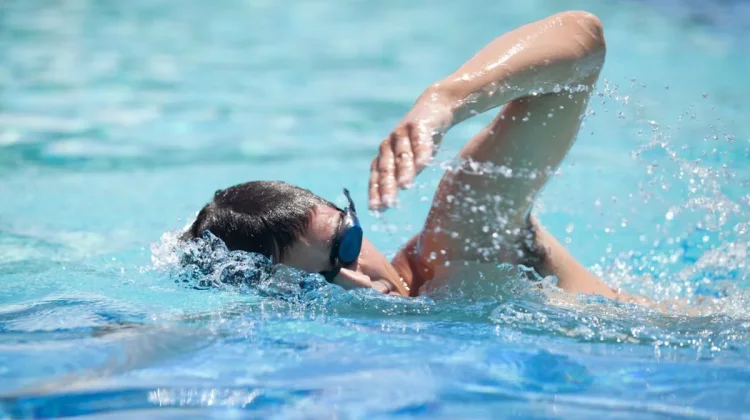 Berenang Jadi Cara Sederhana Redakan Penat dan Stres