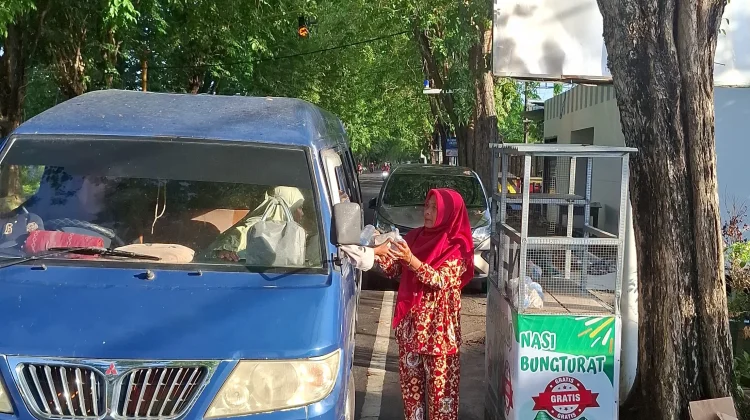 Kita Berbagi Sosial Tebar Kebaikan Melalui Nasi Bungkus Tujuan Akhirat