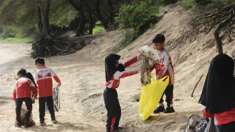 Siswa FIES Sumenep Belajar Cinta Alam dengan Aksi Bersih-Bersih Pantai Slopeng