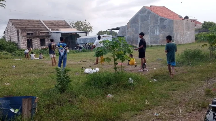 Menunggu Maghrib, Pemuda Desa Kalimook Isi Sore dengan Bermain Layang-Layang