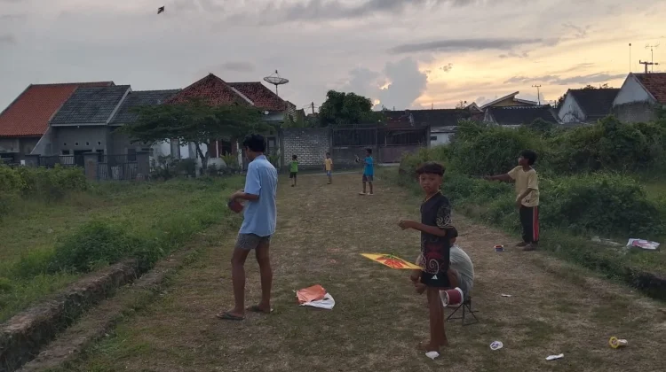 Menunggu Maghrib, Pemuda Desa Kalimook Isi Sore dengan Bermain Layang-Layang