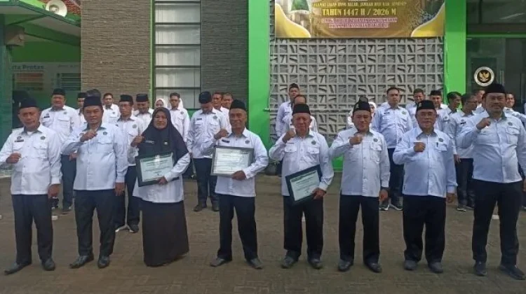 Kemenag Sumenep Beri Penghargaan kepada ASN yang Memasuki Masa Pensiun