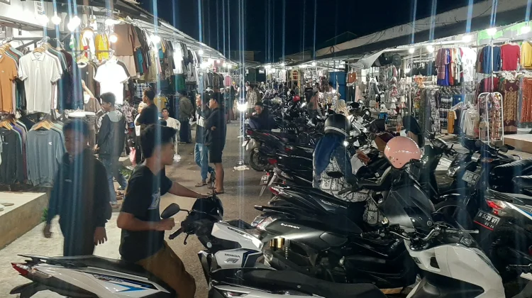 Pasar Malam Bangkal Sumenep Ramai Sambut Idul Adha