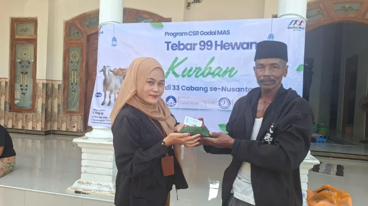 Warga Sumenep Bagikan Daging Kurban dengan Pakai Bungkus Daun Pisang