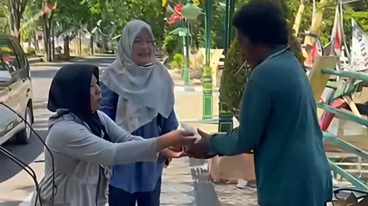 Dinsos P3A Sumenep Sasar Tukang Becak dan Pemulung dalam Pembagian Daging Kurban