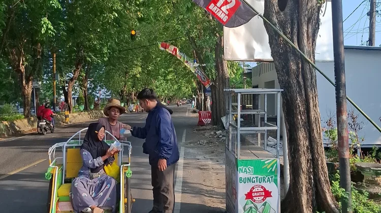 Kita Berbagi Sosial Bagikan 106 Nasi Bungkus Gratis