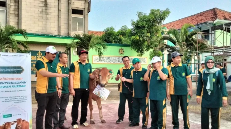Ratusan Kaum Dhuafa Terima Daging Kurban dari Kemenag Sumenep