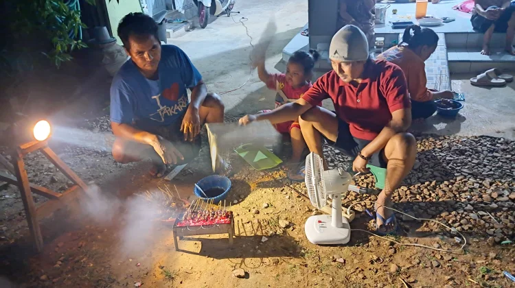 Tradisi Bakar Sate Masih Berlanjut