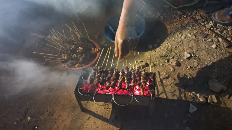 Tradisi Bakar Sate Masih Berlanjut