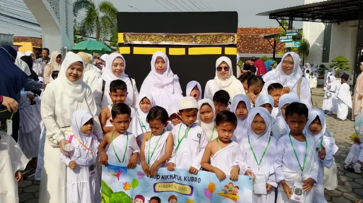 Tak Kalah dari Jamaah Haji, Anak-anak PAUD Antusias Jalani Manasik
